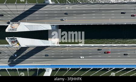 Vue aérienne de dessus du New Tappan Zee Bridge sur la rivière Hudson à NYC. Des voitures circulent sur la NY Thruway, Interstate 87, Tarrytown, New York. Banque D'Images