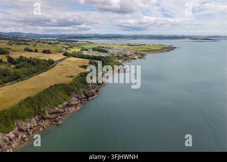 Vue aérienne regardant environ à l'est de la côte de Wigtown Bay, vers Auchenlarie Beach, Dumfries et Galloway, Écosse. Banque D'Images