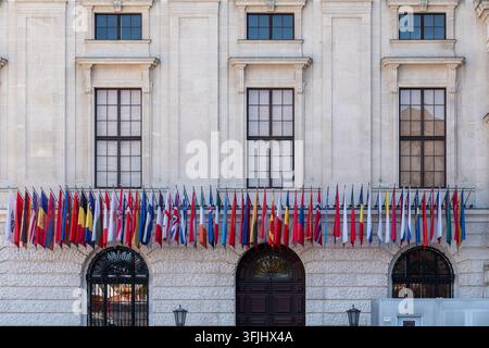 Vienne, Autriche, 12 septembre 2026 : Les drapeaux nationaux à l'extérieur du siège de l'OSCE à Vienne symbolisent la coopération internationale, la diplomatie, la sécurité et pe Banque D'Images