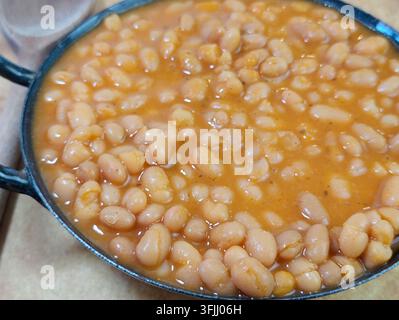 Haricots blancs cuits dans la sauce Banque D'Images