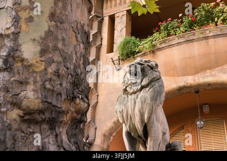 Une statue de lion en pierre veille au château Vajdahunyad de Budapest, en Hongrie, apportant un symbolisme de défense ornementale à l'architecture. Banque D'Images