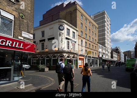 Les gens déambulent dans Leather Lane à Holborn, Londres, près du pub Craft Beer Co. pour visiter le célèbre marché de rue historique. Banque D'Images
