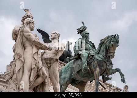 Close-up photographique détaillé montrant la statue équestre en bronze du roi Victor-Emmanuel II située sur le monument à Rome, Italie Banque D'Images