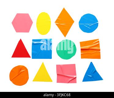 Formes de ruban adhésif, étiquettes autocollantes colorées et autocollants géométriques pour le scrapbooking ou l'organisation du bureau isolés sur un fond blanc Banque D'Images