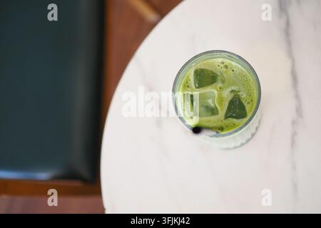 Vue aérienne de glace au matcha posée sur une table Banque D'Images