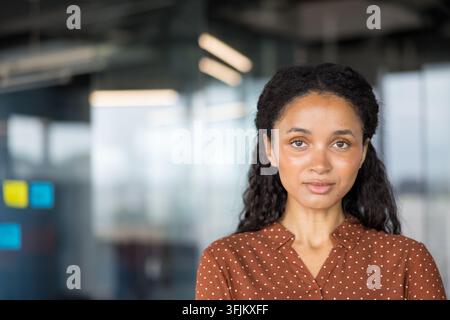 Leadership d'entreprise et succès professionnel, femme d'affaires confiante regardant la caméra dans un bureau moderne pour un portrait professionnel et le développement de carrière. Portrait d'une femme professionnelle au bureau. Banque D'Images
