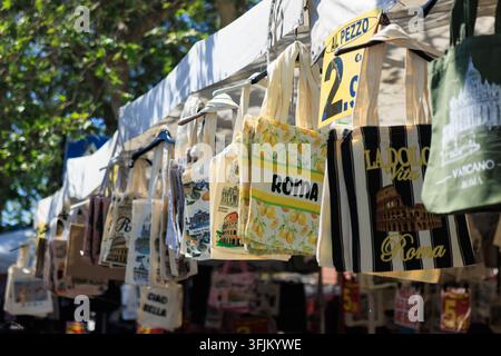 Rangeée de sacs en toile souvenir suspendus à un stand de marché de rue à Rome, Italie. Banque D'Images