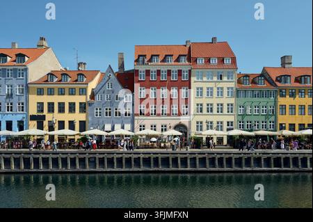 Bâtiments historiques colorés le long du front de mer de Nyhavn Banque D'Images