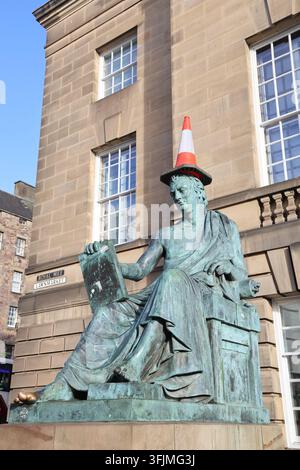 Statue du philosophe David Hume avec un cône de signalisation sur la tête Royal Mile Édimbourg Écosse septembre 2026 Banque D'Images