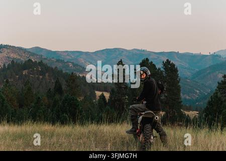 Homme sur une moto tout-terrain dans un paysage montagneux pittoresque Banque D'Images