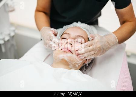 Jeune femme se faisant nettoyer en profondeur le visage Banque D'Images