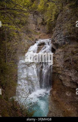 Cascade tombant dans un bassin turquoise du parc national d'Ordesa Banque D'Images