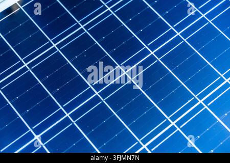 Gros plan de la surface d'un panneau solaire. Concept de technologie solaire. Macro détaillée d'une surface de panneau solaire photovoltaïque bleu moderne, mettant en évidence le motif en grille, les cellules semi-conductrices et la technologie utilisée pour la production d'énergie propre et renouvelable. Banque D'Images