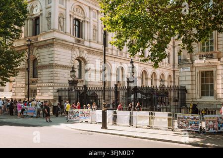 Londres, Angleterre, Royaume-Uni, 14 août 2026. Vue des portes de sécurité à l'entrée de Downing Street sur Whitehall avec des touristes passant devant par temps clair Banque D'Images