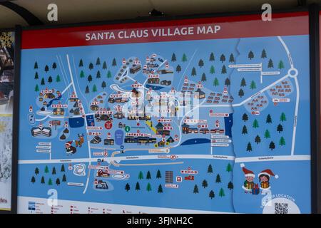 Éditorial : Rovaniemi, Finlande - 15 mai 2026 : Une carte d'orientation détaillée et colorée du Village du Père Noël en Laponie, montrant diverses attractions Banque D'Images
