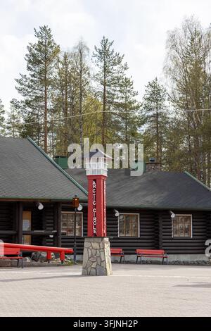 Rovaniemi, Finlande - 15 mai 2026 : Le pilier monumentale rouge emblématique du Cercle polaire se dresse de manière proéminente dans la cour du Village du Père Noël à La Banque D'Images