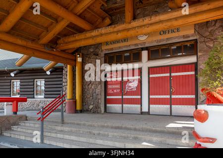 Rovaniemi, Finlande - 15 mai 2026 : L’entrée du bureau du Père Noël dans le village du Père Noël, présentant l’architecture traditionnelle en rondins et les festivités Banque D'Images
