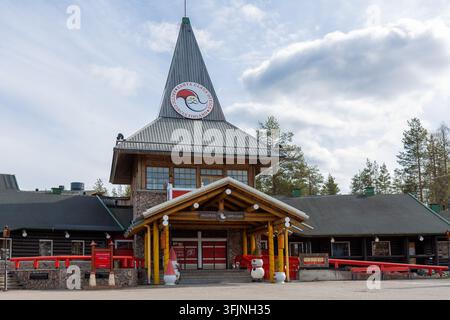 Rovaniemi, Finlande - 15 mai 2026 : Le bâtiment emblématique du bureau du Père Noël situé au cercle polaire à Rovaniemi, en Laponie, avec son caractéristique Banque D'Images