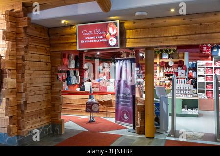 Rovaniemi, Finlande - 15 mai 2026 : Vue intérieure du bureau du Père Noël dans le Village du Père Noël avec un panneau indiquant que le Père Noël est en train de prendre Banque D'Images