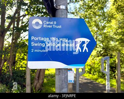 Canal and River Trust Portage par ici. Panneau du pont basculant. Canal de Leeds à Liverpool Maghull UK 20 septembre 2026 Banque D'Images