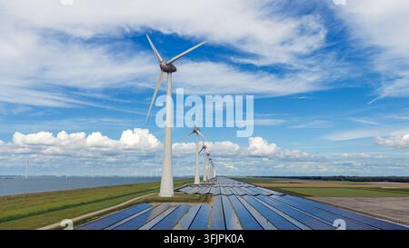 Vue aérienne de turbines éoliennes et de panneaux solaires près de Rutten sur l'IJsselmeer Banque D'Images