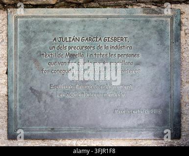 Une plaque commémorative en bronze dédiée à Julián García Gisbert, pionnier de l'industrie textile à Morella. La plaque, fixée sur un mur de pierre, f Banque D'Images