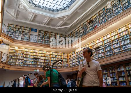 Les visiteurs admirent et photographient la bibliothèque historique de Mines Paris - PSL sous son puits de lumière en verre lors des JOURS EUROPÉENS DU PATRIMOINE (Journées Européennes du Patrimoine) - 20 SEPTEMBRE 2026 - Jacques Julien/Alamy Live News Banque D'Images