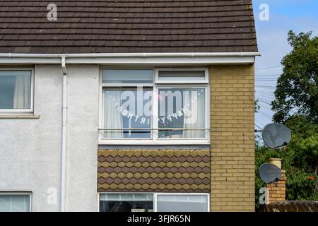 Bannière « Happy Birthday » dans une fenêtre de maison, Royaume-Uni Banque D'Images