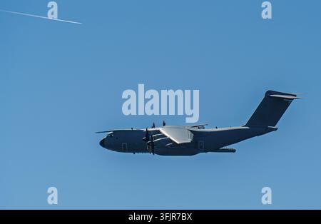 Avion de transport militaire Airbus A400M Atlas volant dans un ciel bleu Banque D'Images