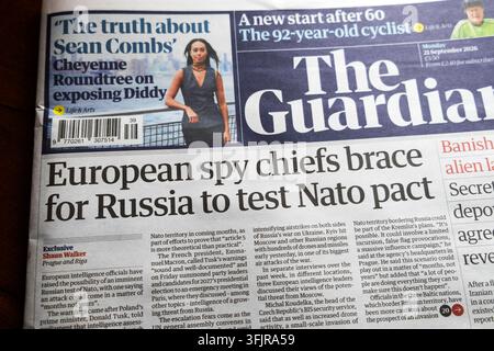 «Les chefs des services de renseignement européens se préparent à ce que la Russie teste le pacte de l'OTAN‘ Première page d’un article du journal The Guardian du 21 septembre 2026 Londres Angleterre Royaume-Uni Banque D'Images