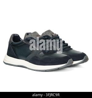 Une paire de baskets noires et bleu marine à lacets avec des tiges texturées, des langues grises et des semelles intermédiaires blanches, isolées sur un fond blanc propre. Banque D'Images