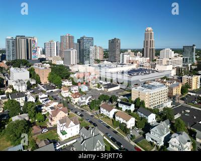 Vue aérienne de la skyline du centre-ville de New Rochelle par une matinée claire Banque D'Images