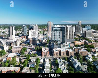 Vue aérienne de la skyline de New Rochelle par une journée claire dans le comté de Westchester, New York Banque D'Images