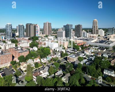 Vue aérienne de la skyline de New Rochelle par une journée claire dans le comté de Westchester, New York Banque D'Images