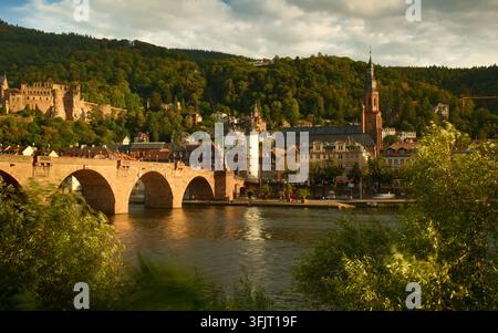 La vieille ville, la promenade, le vieux pont et le Neckar à Heidelberg, Allemagne, sous un soleil agréable Banque D'Images