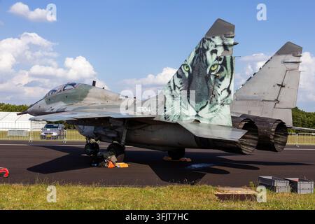 Avion de chasse Mikoyan-Gurevich MiG-29UBS de l'armée de l'air slovaque arborant un schéma de peinture spécial sur la queue inspiré d'un tigre. Gilze, Les Pays-B Banque D'Images