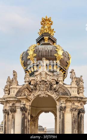 Couronne ornée de la porte du Zwinger à Dresde, Allemagne, un monument architectural baroque décoré de sculptures dorées et de figures classiques. Banque D'Images