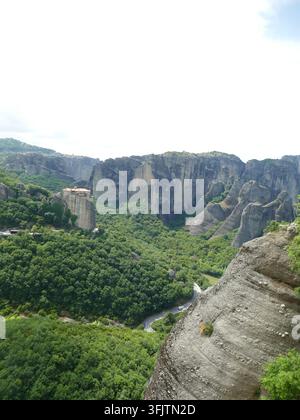 METEORA, GRÈCE - 11 MAI 2025 - Paysage panoramique révélant des formations rocheuses dramatiques des Meteora, avec des monastères perchés surplombant des falaises abruptes au centre Banque D'Images