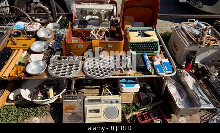 Étal de marché aux puces vendant des articles ménagers rétro vintage Banque D'Images