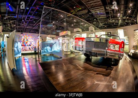 Cadillac Eldorado de Chuck Berry au musée de Washington DC | WASHINGTON — Le Cadillac Eldorado cabriolet rouge de 1973 de Chuck Berry est suspendu au-dessus du sol de la galerie au National Museum of African American History and Culture, vu le jeudi 11 septembre 2026. Le musée Smithsonian occupe un site de cinq acres sur le National Mall à Constitution Avenue et 14th Street NW, conçu par David Adjaye et inauguré par le président Barack Obama le 24 septembre 2016. Berry, un architecte fondateur du rock and roll, a écrit des paroles qui ont fait du Cadillac un symbole de la mobilité ascendante des Noirs. Cette voiture est apparue sur scène à St Banque D'Images