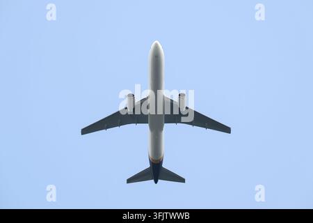 Carnation, WA, USA - 14 août 2026 ; Avion cargo Boeing 767-300F vu d'en bas, isolé contre un ciel bleu, en livrée UPS, immatriculation N922UP Banque D'Images