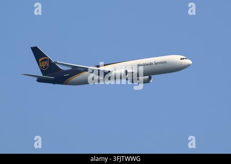 Carnation, WA, États-Unis - 14 août 2026 ; avion cargo Boeing 767-300F isolé sur un ciel bleu en livrée United Parcel Service, immatriculation N922UP Banque D'Images