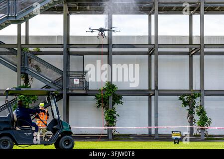 Un pilote de drone opérant un drone, Wynyard Quarter, Auckland, Nouvelle-Zélande. Banque D'Images