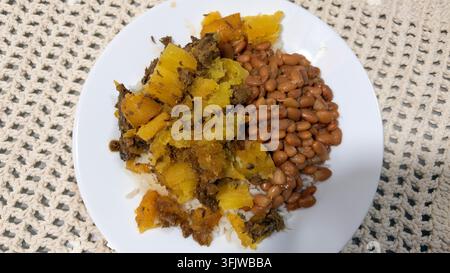 Assiette de nourriture brésilienne traditionnelle, comprenant du riz, des haricots, de la viande et du manioc Banque D'Images
