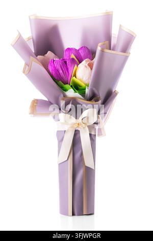 Bouquet de fleurs en papier crépé fait à la main enveloppé dans du papier violet isolé sur fond blanc Banque D'Images