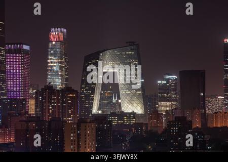 Siège éclairé de la CCTV la nuit, paysage urbain de Pékin Banque D'Images