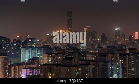 Vue nocturne du quartier des affaires central animé à Pékin Banque D'Images