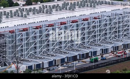 Bâtiment de centre de données industriel montrant plusieurs unités de refroidissement externes et une ventilation sur le toit à Ashburn, Virginie Banque D'Images