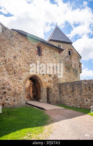 Porte médiévale en pierre et passage d'entrée du château de Tocnik en République tchèque. Architecture historique et concept de fortification défensive Banque D'Images