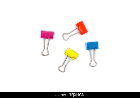 Quatre pinces à reliure métalliques colorées isolées sur fond blanc Banque D'Images